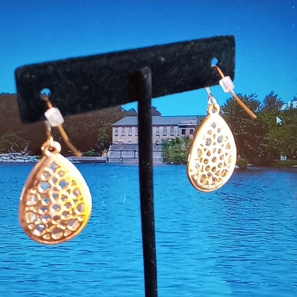 Facet Cut Clear and Gold Tone Earrings Brand New - Picture 3 of 6